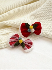 Détail de barrettes bois de renne de Noël avec velours rouge et nœuds festifs
