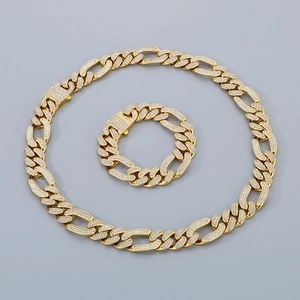 Détail de l'ensemble chaîne NK 3:1 cubaine dorée avec pavé de diamants étincelants