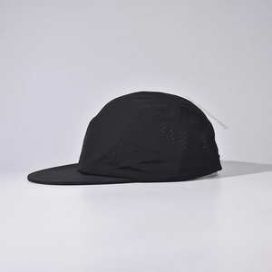 Casquette camper 5-panel noire avec aérations latérales découpées au laser