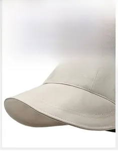 Detail eines Sonnenhuts mit kurzer Krempe, verstärkten Nähten und Twill-Stoff