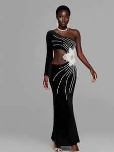 Robe de soirée asymétrique en velours noir avec broderie florale et découpe sur le côté