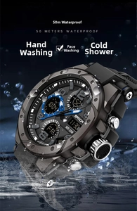 Dettaglio orologio sportivo SANDA nero con impermeabilità 50m e sfondo con schizzi d'acqua