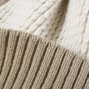 Bonnet en tricot contrasté avec bord côtelé kaki et texture torsadée blanc crème