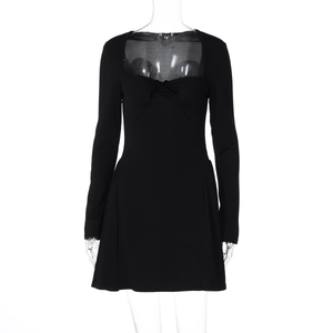 Vue détaillée de la robe noire à manches longues avec décolleté carré et nœud décoratif