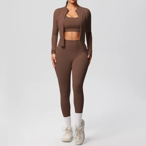 Dettaglio del set da yoga marrone 3 pezzi per donna con giacca e leggings a vita alta