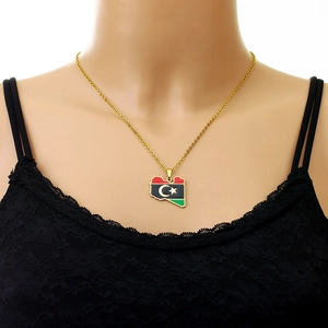 Gros plan du collier en or avec pendentif carte de la Libye et détail du drapeau national