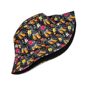 Détail du chapeau bob avec motifs imprimés de bière et fleurs d'hibiscus éclatantes