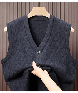 Detailansicht der dunkelblauen Strickweste mit V-Ausschnitt und hoher Elastizität