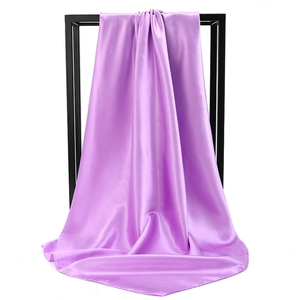 Eleganter violetter Satin-Seidenschal am Displayständer mit glatter, glänzender Oberfläche