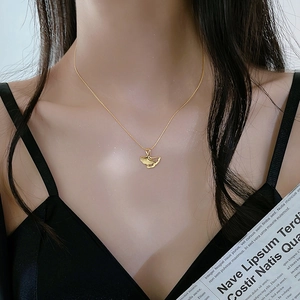 Elegante collana con pendente a foglia di ginkgo in oro e acciaio al titanio da donna