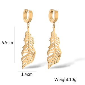 Dettaglio orecchini a foglia d'oro con misure di 5,5 cm di lunghezza e 1,4 cm di larghezza