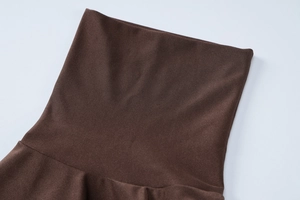 Détail d'un col montant marron foncé avec une texture en maille douce de qualité