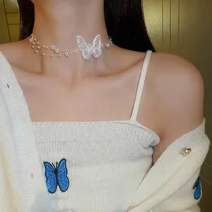 Collier ras du cou double couche en perles avec papillon en organza brodé blanc