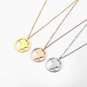 Collana creativa con ciondolo mappa dell'Africa in oro, oro rosa e argento lucido