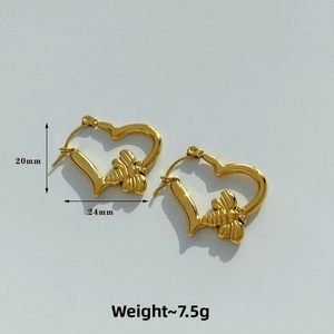 Detail showing dimensions and weight of golden heart-shaped bee earrings, 24x20mm