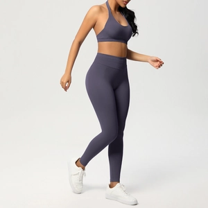 Dettaglio completo set yoga viola con reggiseno a lupetto e leggings a vita alta sport