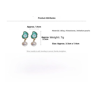 Détails des boucles d'oreilles vintage en émail avec strass, perles et dimensions de taille