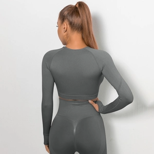 Dettaglio maglia yoga senza cuciture con fori per i pollici e contorno a V sulla schiena
