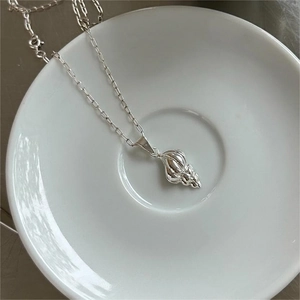 Elegante collana con ciondolo a conchiglia in argento 925 su vassoio di ceramica