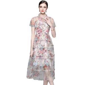 Robe midi élégante en tulle avec imprimé floral rose et volants superposés