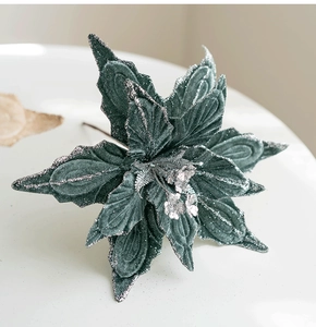 Gros plan d'une fleur artificielle en velours vert foncé avec des paillettes argentées