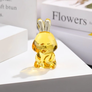 Vue rapprochée d'une figurine lapin en cristal jaune sur un fond blanc minimaliste