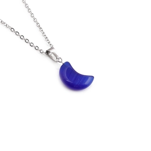 Collier chaîne argentée minimaliste avec pendentif lune en pierre œil de chat bleu foncé