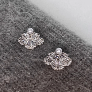 Boucles d'oreilles pendantes perles en éventail avec finition argent et zircons brillants