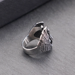 Anello vintage con ali d'angelo e croce per uomo in acciaio al titanio di qualità