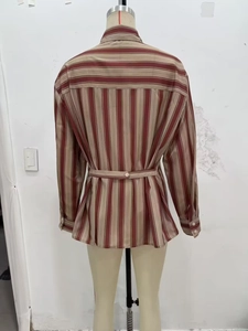 Vue détaillée du dos de la chemise à rayures avec taille boutonnée et rayures verticales
