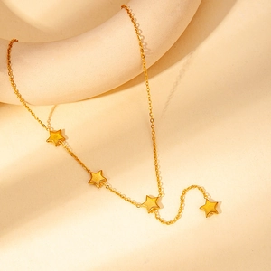 Minimalistische goldene Titanstahl-Halskette mit vier Sternanhängern im Layering-Design