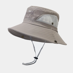 Detail eines Outdoor-Sonnenhuts mit atmungsaktivem Netzgewebe und verstellbarem Band