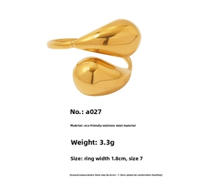 Vue détaillée de la bague goutte évidée plaquée or 18K avec dimensions et poids