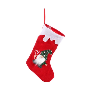 Chaussette de Noël rouge avec gnome en peluche et lettre Y blanche pour décoration de fête