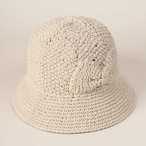 Vue détaillée de la texture crochetée à la main sur ce chapeau d'été en coton beige