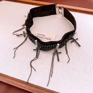 Choker gothique en velours noir avec pendentifs croix strass et longues pampilles