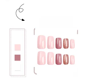 Dettaglio di unghie finte rosa e malva con glitter champagne in forma squadrata-ovale