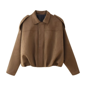 Veste en daim marron à plat avec col à revers, épaulettes et détails sur l'ourlet