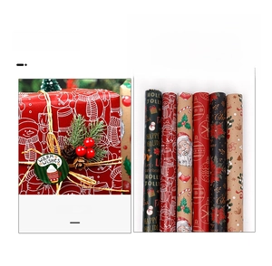Dettaglio della carta da regalo natalizia in kraft marrone ecologica con motivi UV