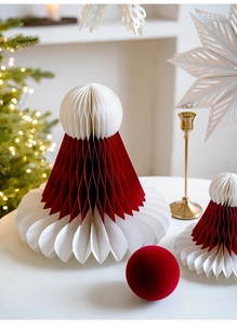 Gros plan d'ornements de bonnet de Noël en papier nid d'abeille rouge et blanc chic