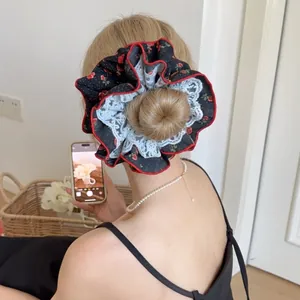 Chouchou à fleurs avec dentelle sur chignon pour une coiffure élégante et raffinée