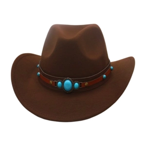 Détail d'un chapeau de cowboy en feutre marron avec pierres turquoise et cuir riveté