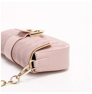 Vue de détail de sac baguette rose, design chic minimaliste avec quincaillerie dorée.