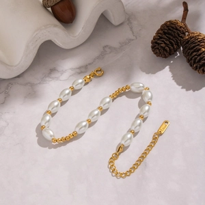 Élégant bracelet en perles et acier inoxydable plaqué or 18 carats avec fermoir homard