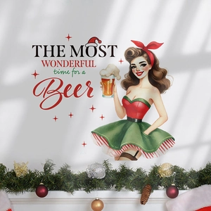 Vintage Weihnachts-Wandaufkleber mit einer Frau mit Bier und festlicher Weihnachtsdeko
