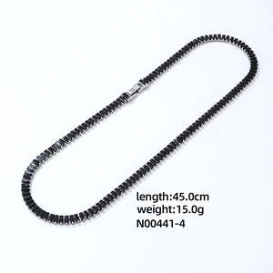 Platte weergave van zwarte zirkoon rechthoekige ketting met 45 cm lengte en 15 g