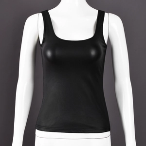 Detalle de camiseta negra con cuello en U y acabado brillante sobre maniquí blanco