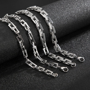 Silberne Armbandkette mit rechteckigen Gliedern und Karabinerverschluss auf Display