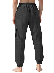 Vue arrière du pantalon cargo homme avec taille élastique et motif à carreaux