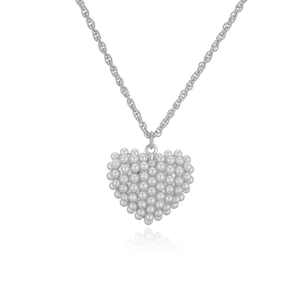 Détail du collier avec pendentif cœur orné de petites perles sur une chaîne torsadée argentée